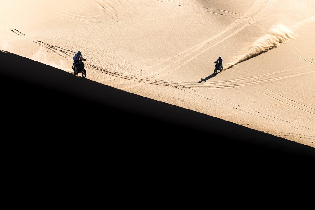 Adrien Van Beveren au sommet d'une dune sur le Dakar 2022