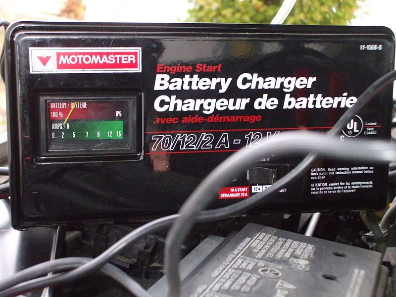 800px-Chargeur_pour_l'auto