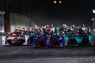 Robin Frijns (NLD) Envision Virgin Racing, Audi e-tron FE07, leads Sergio Sette Camara (BRA) Dragon Penske Autosport, Penske EV-4, and Sam Bird (GBR) Panasonic Jaguar Racing, Jaguar I-Type 5, at the start